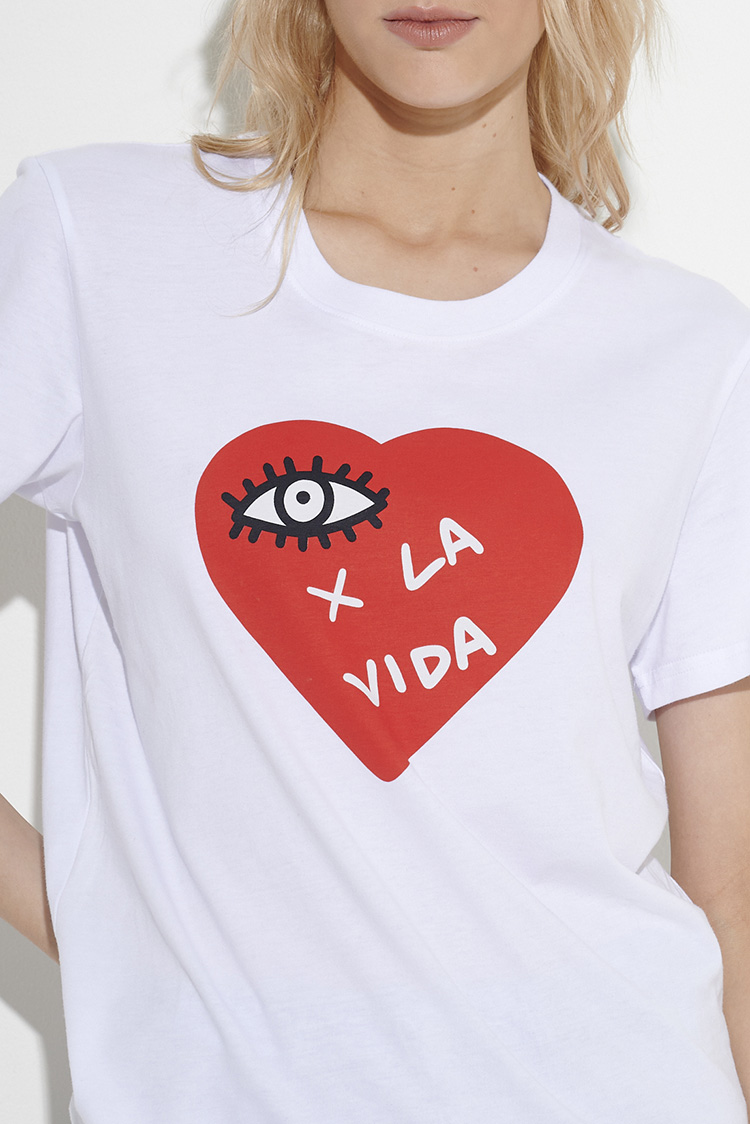 Remera blanca con corazon rojo online